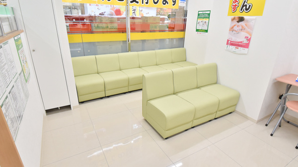 スギ薬局 南浦和駅東口店の待合スペース
