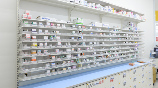 スギ薬局 春田店の薬棚