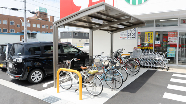 スギ薬局 春田店の駐輪場