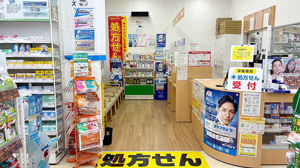 調剤薬局ツルハドラッグ新守山店の入口