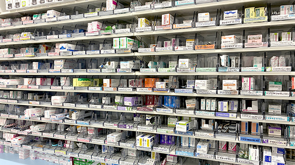 調剤薬局ツルハドラッグ新守山店の薬棚