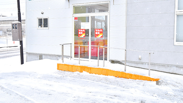 ツルハ薬局　男鹿みさき店の入口