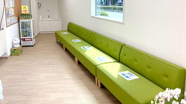ノムラ薬局　神明店の待合スペース