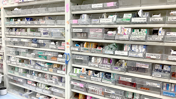 よりどころ薬局　大船店の薬棚