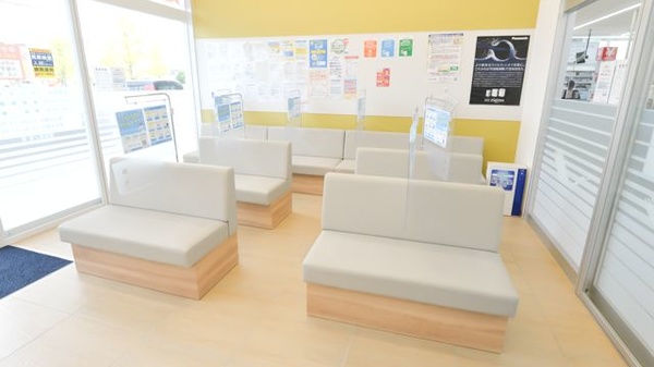 調剤薬局ツルハドラッグ開成店の待合スペース