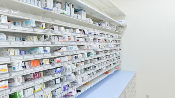 調剤薬局ツルハドラッグ開成店の薬棚