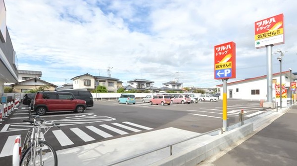 調剤薬局ツルハドラッグ開成店の駐車場
