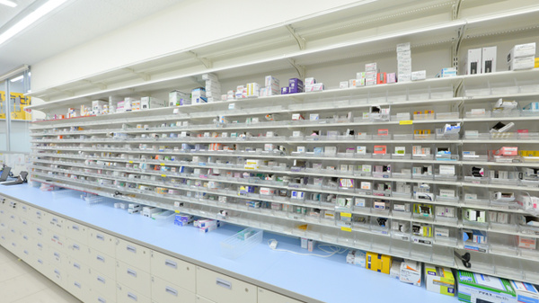 ウォンツアクロスプラザ三原薬局の薬棚