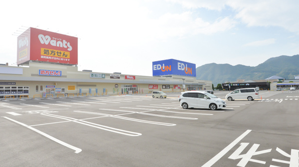 ウォンツアクロスプラザ三原薬局の駐車場