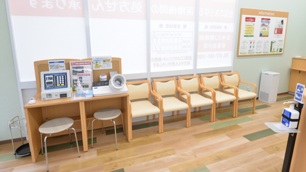 キリン堂薬局　草津追分店の待合スペース