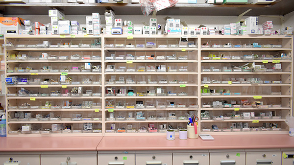 Reli薬局　谷六店の薬棚