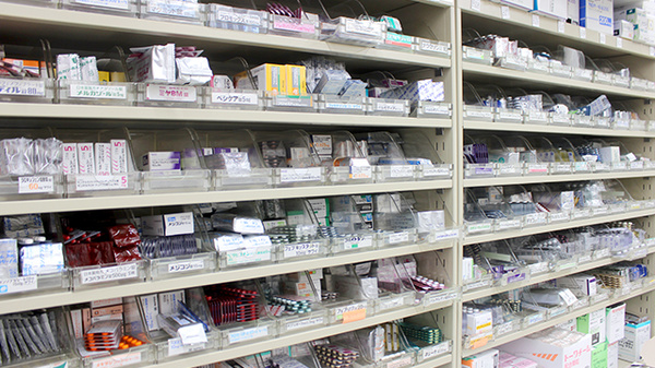 サカエ薬局田町の薬棚