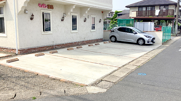 ラパン薬局の駐車場