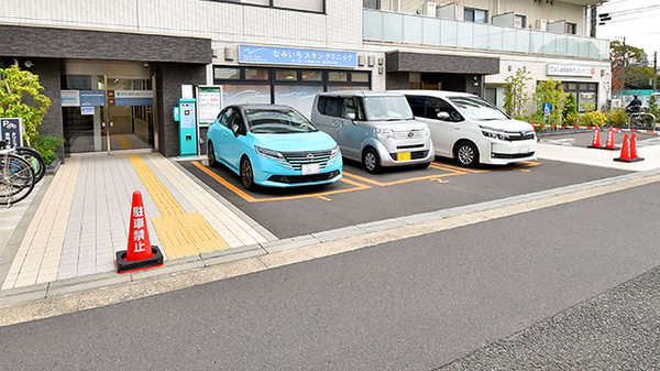 サエラ薬局 金沢文庫店の駐車場
