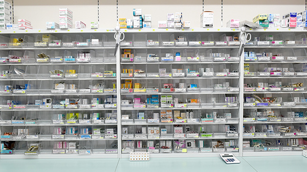 西尾薬局大泉店の薬棚