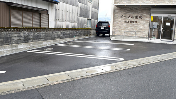 メープル薬局の駐車場
