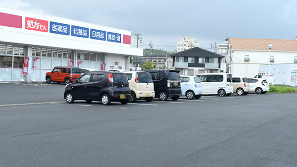 ココカラファイン薬局　阿児店の駐車場