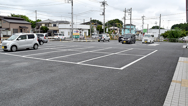 ドラッグセイムス 日高原宿薬局の駐車場