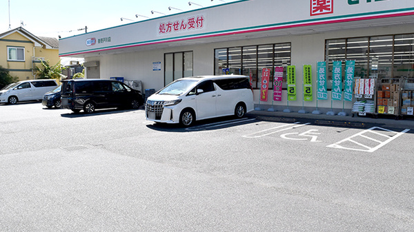 ドラッグセイムス　秦野戸川薬局の駐車場