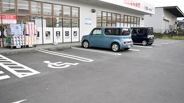 ドラッグセイムス　綾瀬南薬局の駐車場