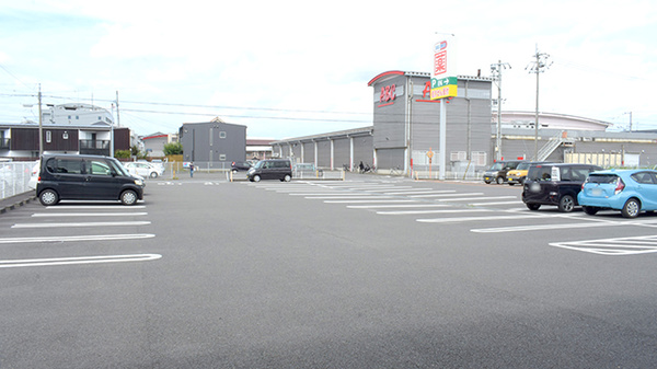 ドラッグセイムス　松山インター薬局の駐車場