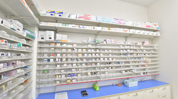スギ薬局　赤羽南店の薬棚