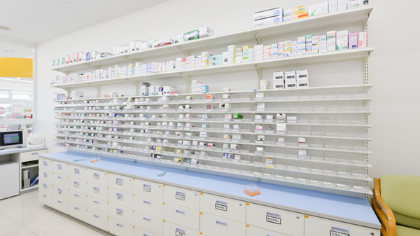 スギ薬局 新明店の薬棚