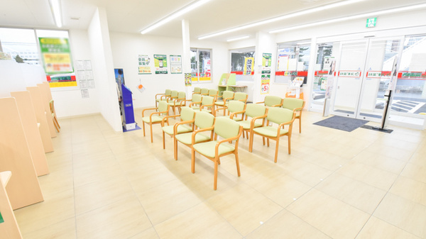 スギ薬局　北里店の待合スペース