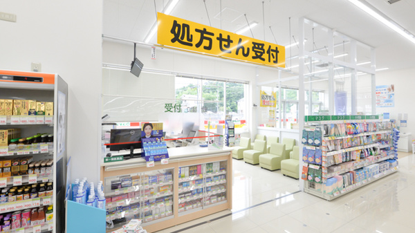 スギ薬局　亀岡東店の入口