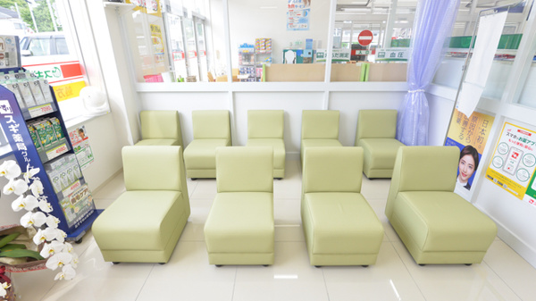 スギ薬局　亀岡東店の待合スペース