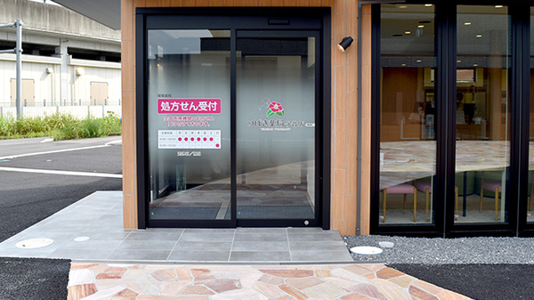 つばき薬局　守谷店の入口