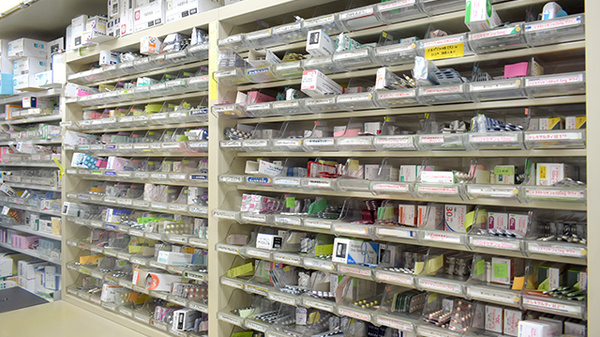 こむぎ薬局　三国橋店の薬棚