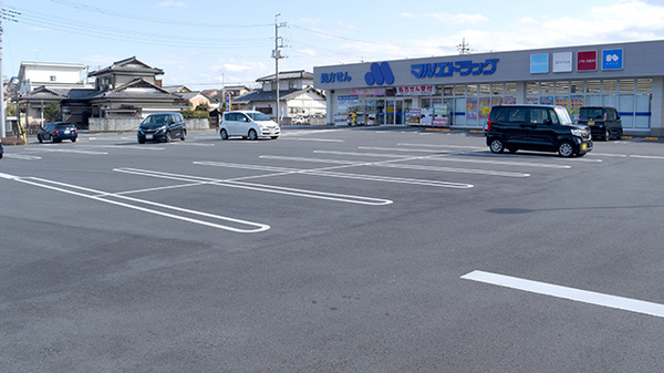 マルエ薬局甘楽福島店の駐車場