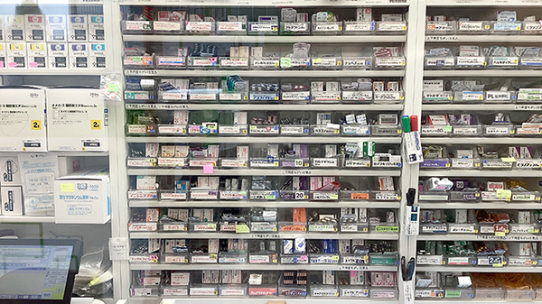 あかさか薬局の薬棚