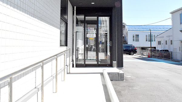 しなの薬局 西大通店の入口