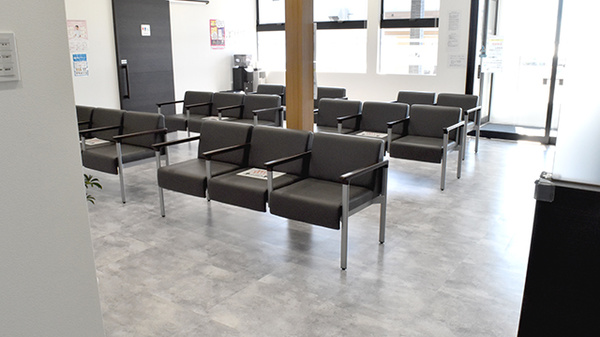 しなの薬局 西大通店の待合スペース