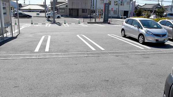しなの薬局 西大通店の駐車場