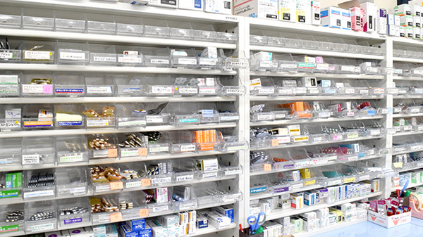 リペアス調剤薬局 御所東店の薬棚