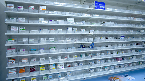 新生堂薬局　篠栗店の薬棚
