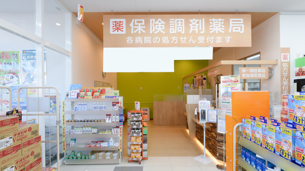 調剤薬局ツルハドラッグ函館鍛治店の入口