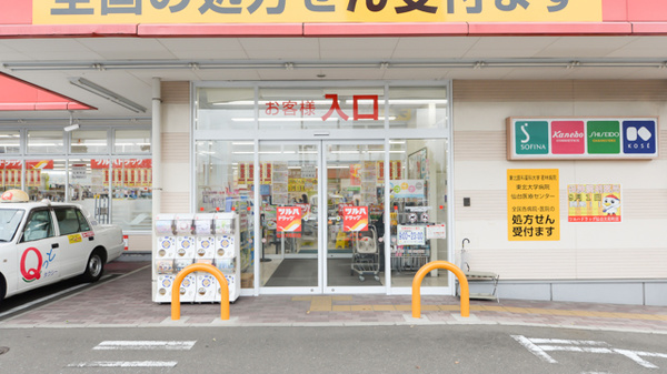 調剤薬局ツルハドラッグ仙台大和町店の入口