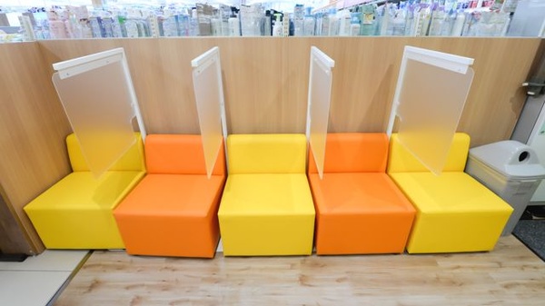 調剤薬局ツルハドラッグ仙台大和町店の待合スペース