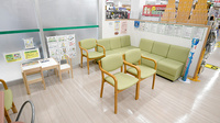 スギ薬局 コピオ城山店の待合スペース