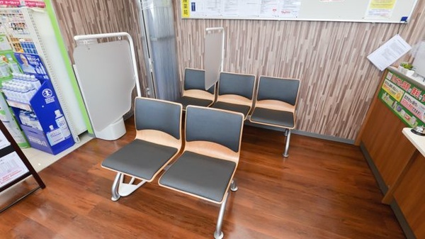 レデイ薬局　青山店の待合スペース