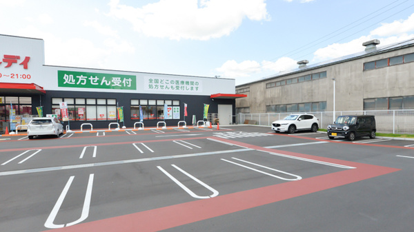 レデイ薬局　青山店の駐車場