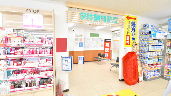 薬局くすりの福太郎　西新井店の入口