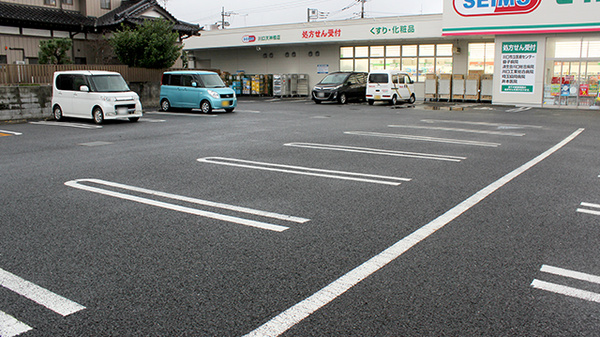 ドラッグセイムス川口天神橋薬局の駐車場