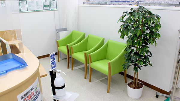 ドラッグセイムス一ツ家薬局の待合スペース