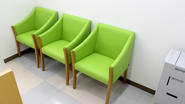 ドラッグセイムス横浜大口薬局の待合スペース