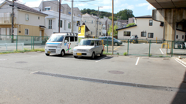 ドラッグセイムス横浜大口薬局の駐車場